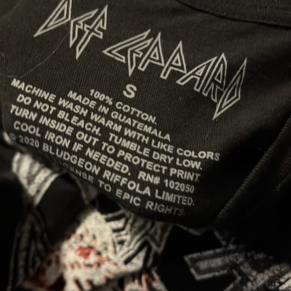 Woman’s Def Leppard Short Sleeve - Picture 3 of 3